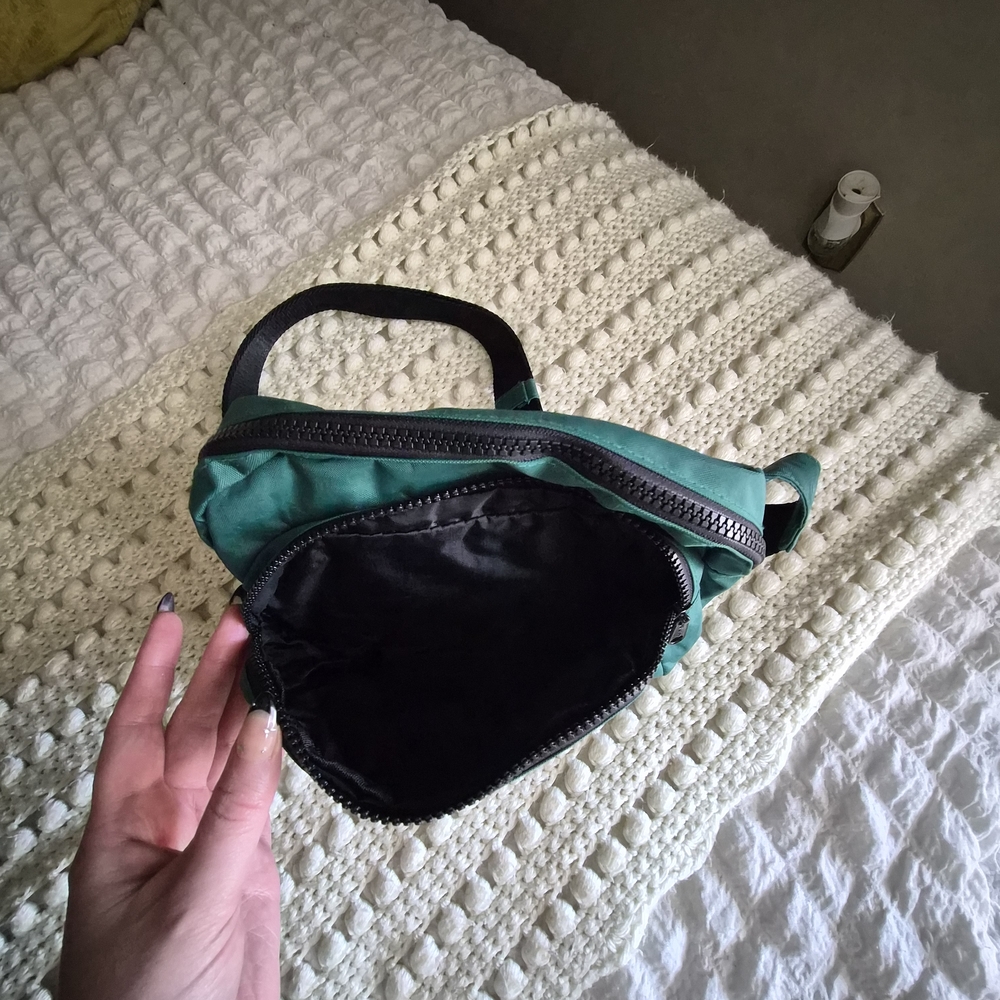 BAGGU PEANUTS FANNYPACK - Picture 2 of 5